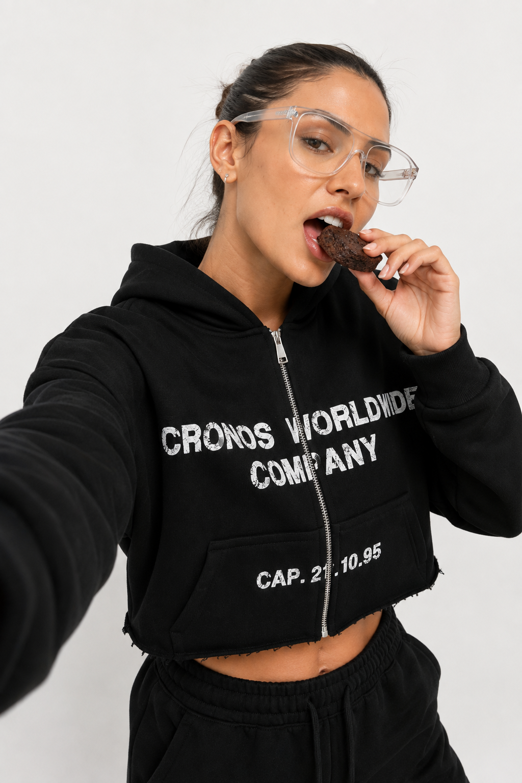 Hoodie Crop Negro con Cremallera para Mujer - CRONOS