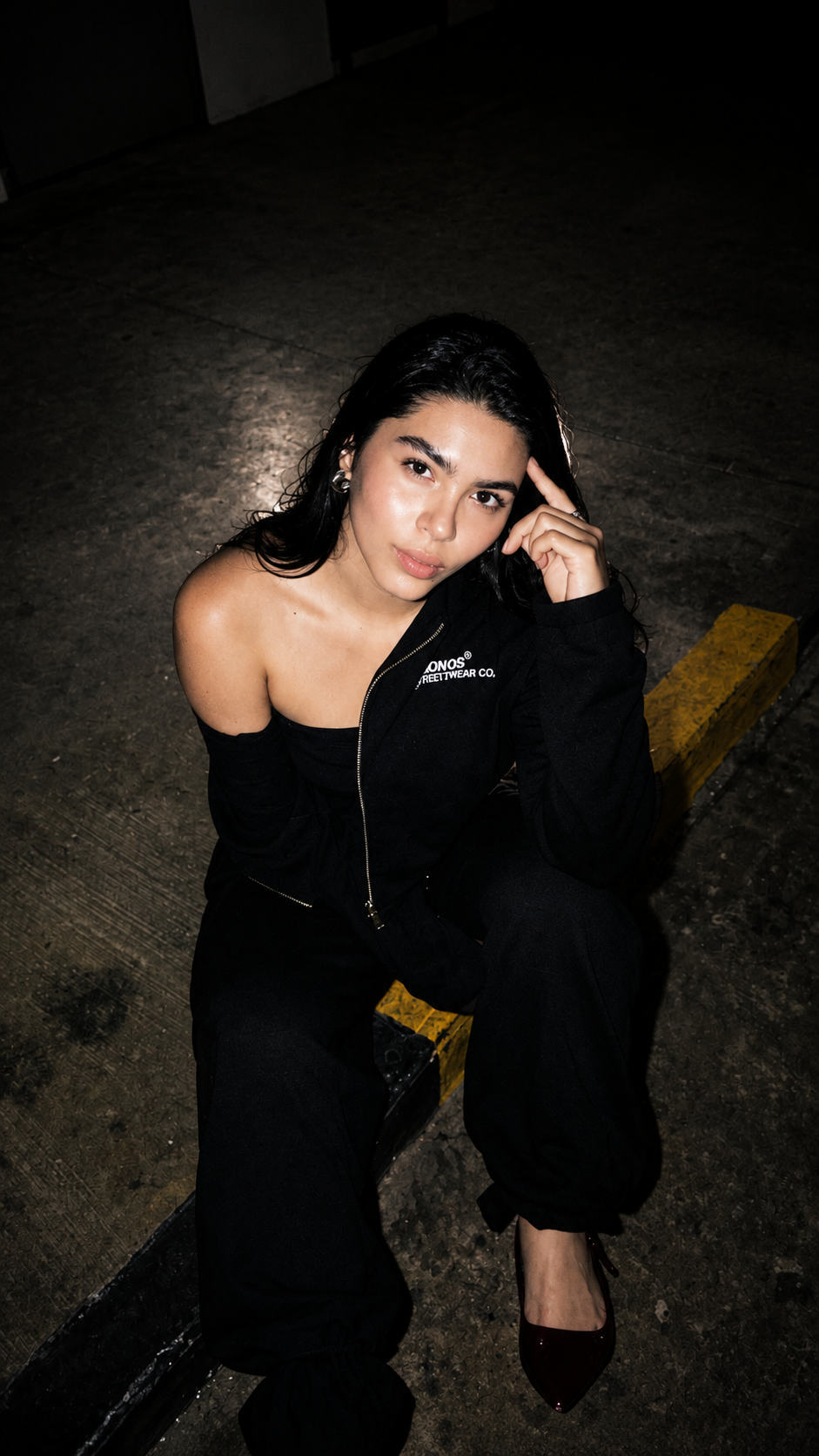 Hoodie Crop Negro con Cremallera para Mujer - CRONOS