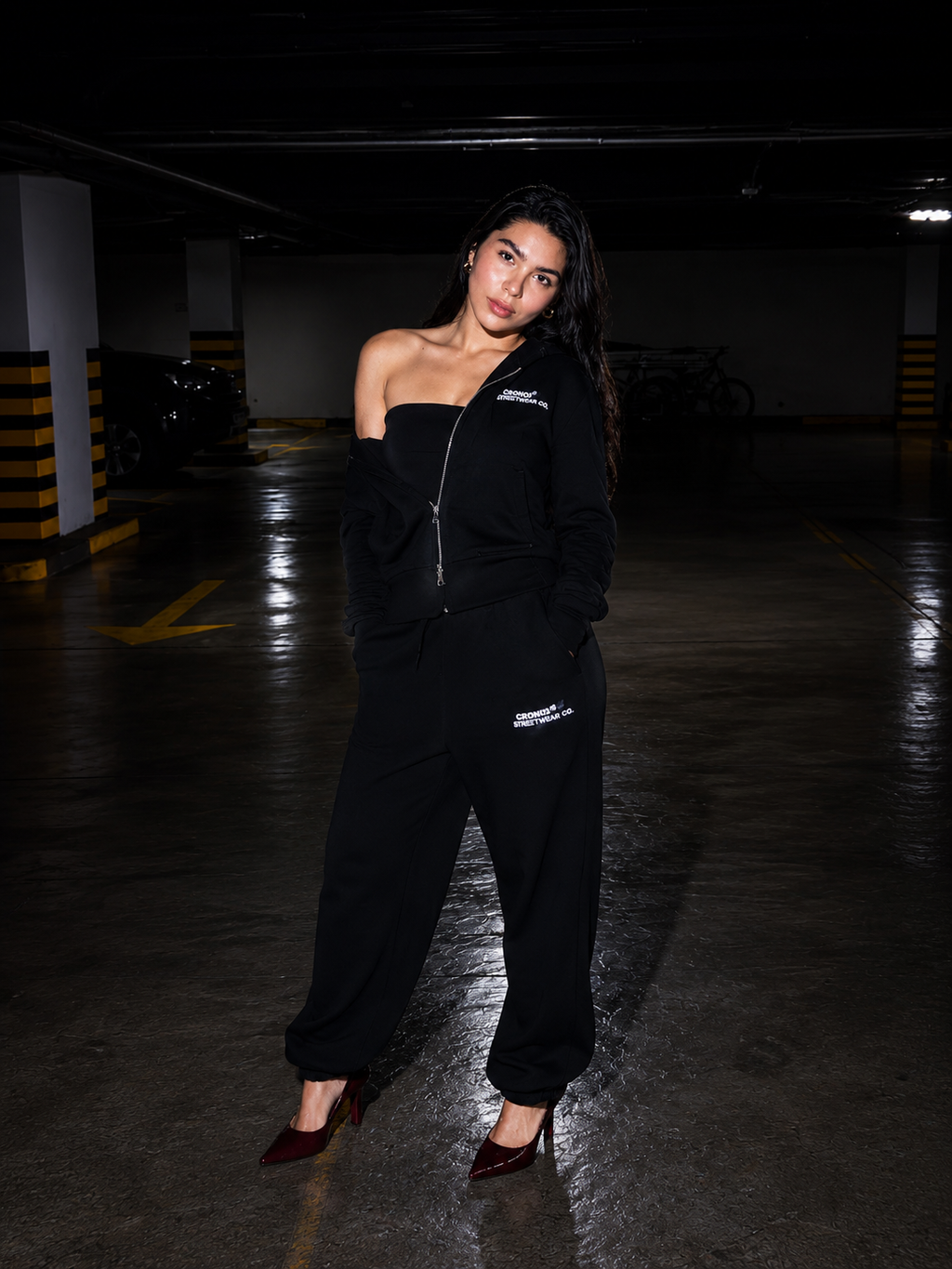 Hoodie Crop Negro con Cremallera para Mujer - CRONOS